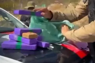 Polícia Militar apreende 8 kg de maconha com motociclista em São José de Caiana.