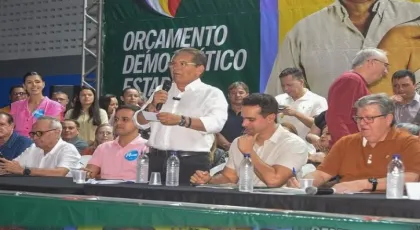 Adriano Galdino é ovacionado em Bananeiras após declarar apoio a Lula e João Azevêdo.